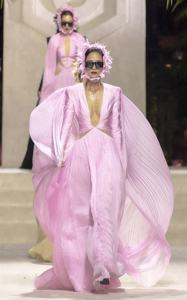 H’Hen Niê sải bước ở vị trí vedette đầy cuốn hút nhưng lại bị đem lên bàn cân-1