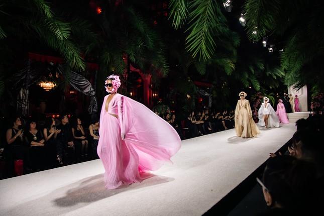 H’Hen Niê sải bước ở vị trí vedette đầy cuốn hút nhưng lại bị đem lên bàn cân-2