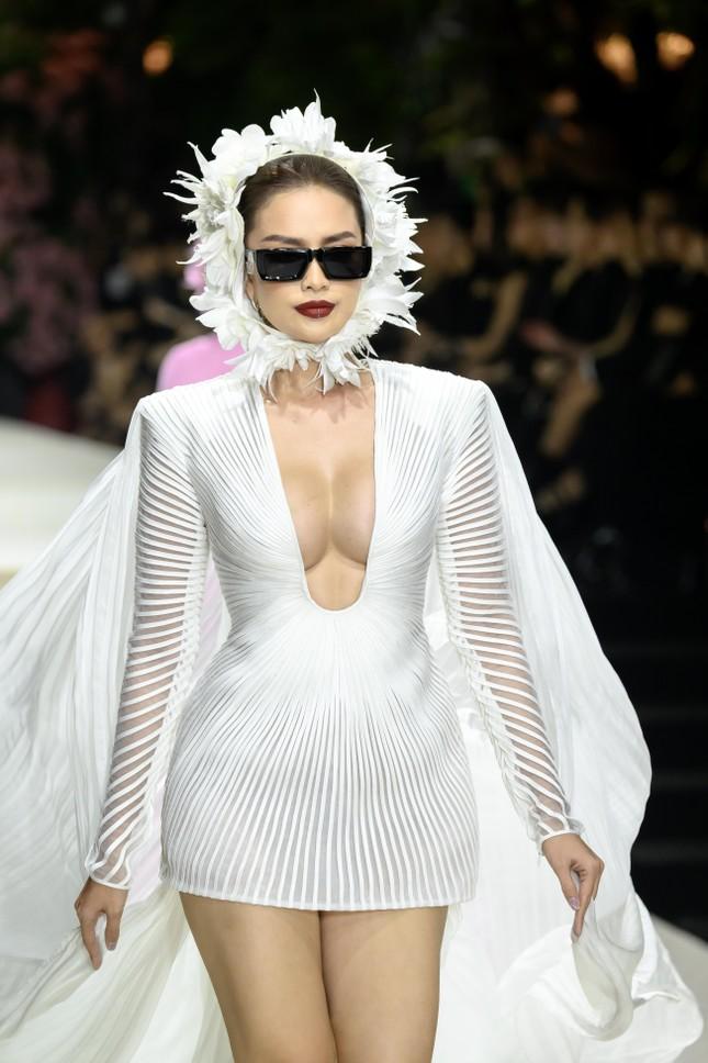 H’Hen Niê sải bước ở vị trí vedette đầy cuốn hút nhưng lại bị đem lên bàn cân-3