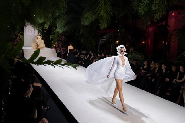 H’Hen Niê sải bước ở vị trí vedette đầy cuốn hút nhưng lại bị đem lên bàn cân-4