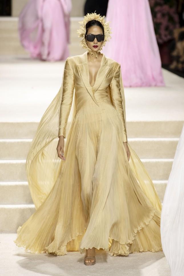 H’Hen Niê sải bước ở vị trí vedette đầy cuốn hút nhưng lại bị đem lên bàn cân-5