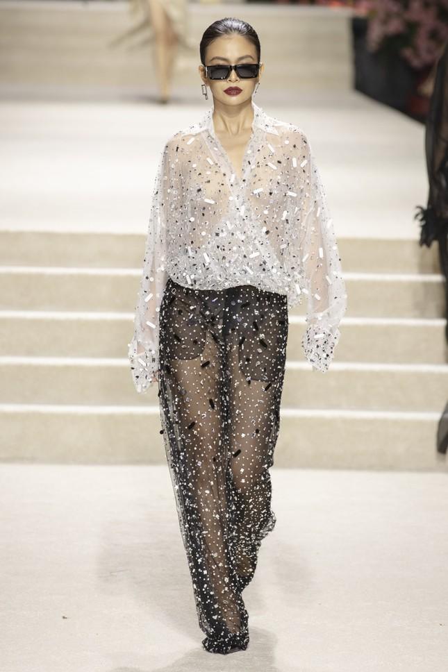 H’Hen Niê sải bước ở vị trí vedette đầy cuốn hút nhưng lại bị đem lên bàn cân-6