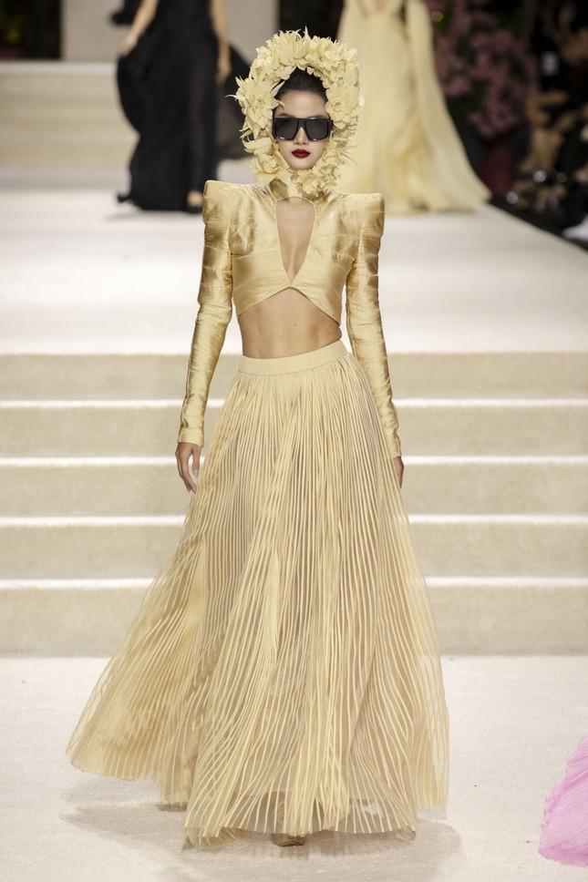 H’Hen Niê sải bước ở vị trí vedette đầy cuốn hút nhưng lại bị đem lên bàn cân-7