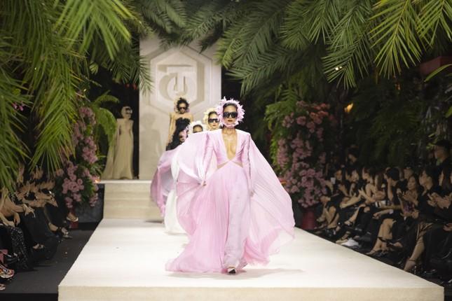 H’Hen Niê sải bước ở vị trí vedette đầy cuốn hút nhưng lại bị đem lên bàn cân-8