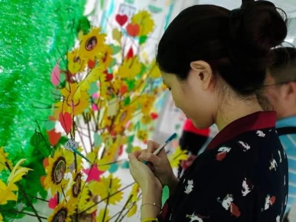 Cô giáo trả phong bì vì miếng xà bông của trò nghèo đợi con làm giám đốc-2