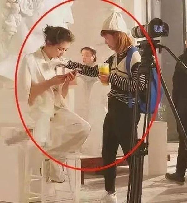 Triệu Lộ Tư nhét bã kẹo cao su vào tay nhân viên và các ngôi sao hành xử như bà hoàng-4