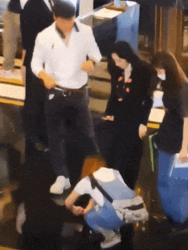 Triệu Lộ Tư nhét bã kẹo cao su vào tay nhân viên và các ngôi sao hành xử như bà hoàng-5