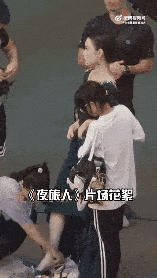 Triệu Lộ Tư nhét bã kẹo cao su vào tay nhân viên và các ngôi sao hành xử như bà hoàng-6