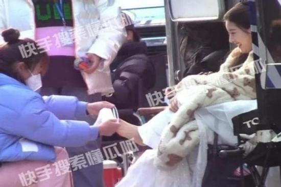 Triệu Lộ Tư nhét bã kẹo cao su vào tay nhân viên và các ngôi sao hành xử như bà hoàng