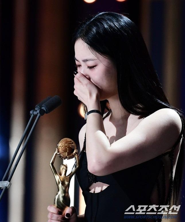 Khoảnh khắc nữ diễn viên hốt hoảng nhận giải Rồng Xanh gây bão mạng-4