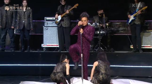 Màn trình diễn khiến dàn sao Hàn Quốc há hốc miệng ở lễ trao giải-5