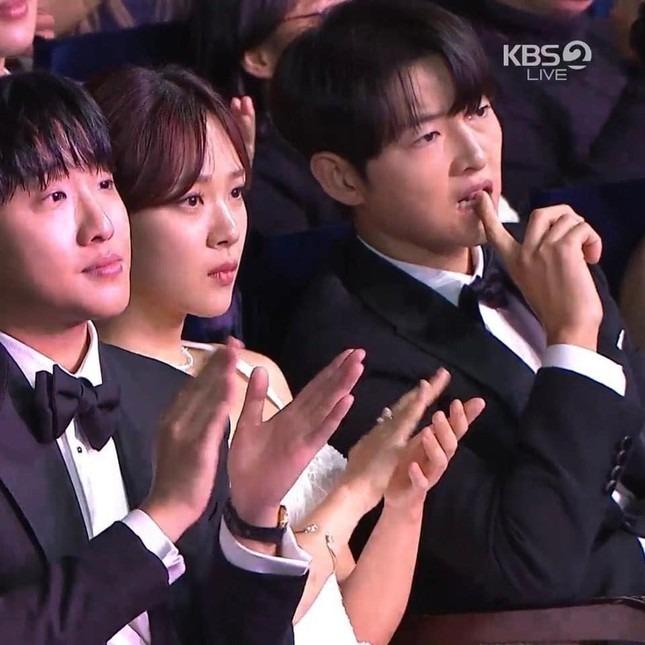 Màn trình diễn khiến dàn sao Hàn Quốc há hốc miệng ở lễ trao giải-2