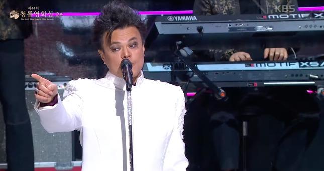 Màn trình diễn khiến dàn sao Hàn Quốc há hốc miệng ở lễ trao giải-4