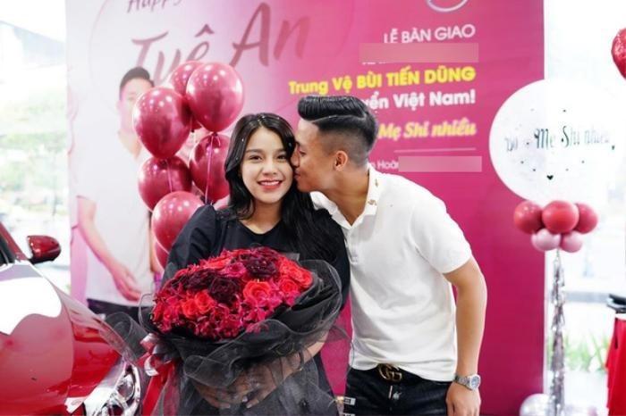 Hội cầu thủ chăm người yêu: Bùi Tiến Dũng tặng quà cả tỷ đồng, ting ting nhiều số 0-3