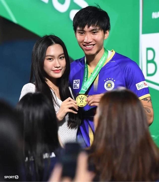 Hội cầu thủ chăm người yêu: Bùi Tiến Dũng tặng quà cả tỷ đồng, ting ting nhiều số 0-8