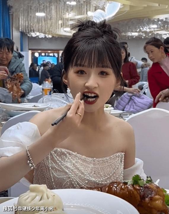 Mải mê ăn tiệc, cô dâu dù bị chụp lén nhưng vẫn đẹp ‘hết phần thiên hạ’-1