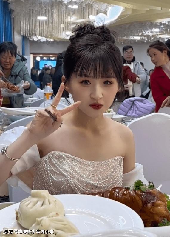 Mải mê ăn tiệc, cô dâu dù bị chụp lén nhưng vẫn đẹp ‘hết phần thiên hạ’-2