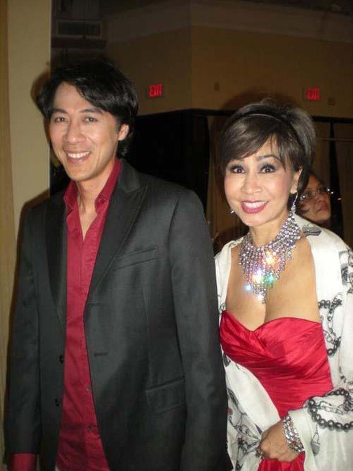 Bất ngờ với nhan sắc tuổi 71 của nữ danh ca được chồng kém 13 tuổi yêu say đắm: Lưng thẳng, eo thon-1