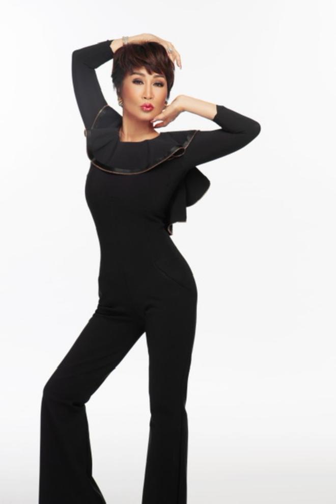 Bất ngờ với nhan sắc tuổi 71 của nữ danh ca được chồng kém 13 tuổi yêu say đắm: Lưng thẳng, eo thon-3