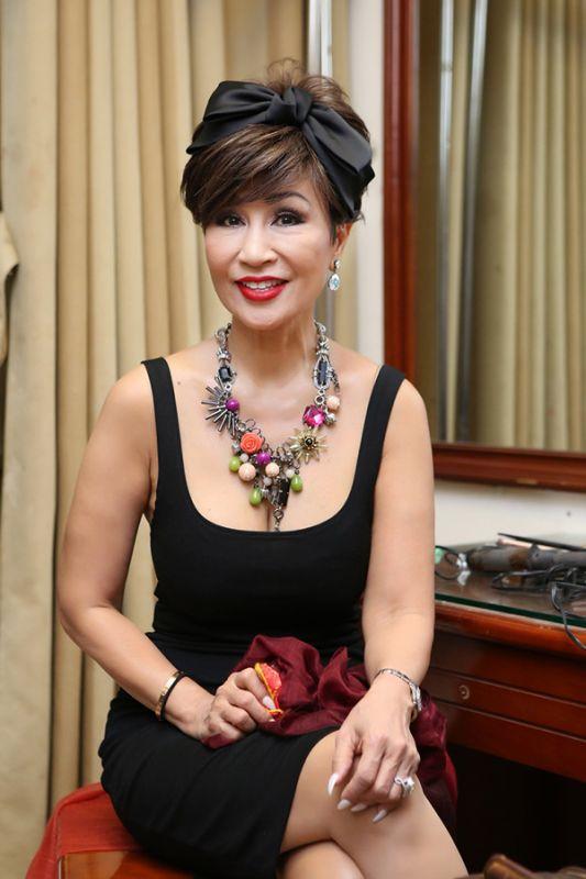 Bất ngờ với nhan sắc tuổi 71 của nữ danh ca được chồng kém 13 tuổi yêu say đắm: Lưng thẳng, eo thon-4