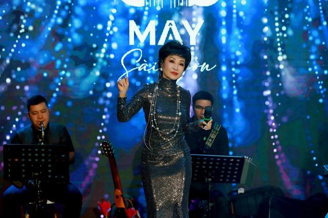 Bất ngờ với nhan sắc tuổi 71 của nữ danh ca được chồng kém 13 tuổi yêu say đắm: Lưng thẳng, eo thon-5