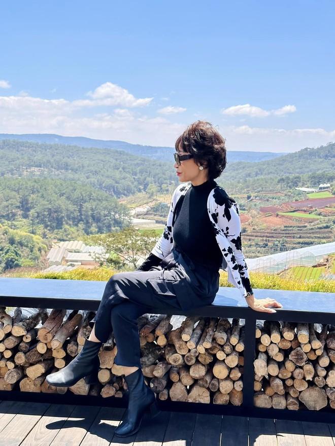 Bất ngờ với nhan sắc tuổi 71 của nữ danh ca được chồng kém 13 tuổi yêu say đắm: Lưng thẳng, eo thon-6