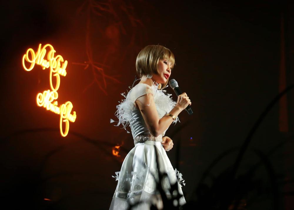 Bất ngờ với nhan sắc tuổi 71 của nữ danh ca được chồng kém 13 tuổi yêu say đắm: Lưng thẳng, eo thon-7