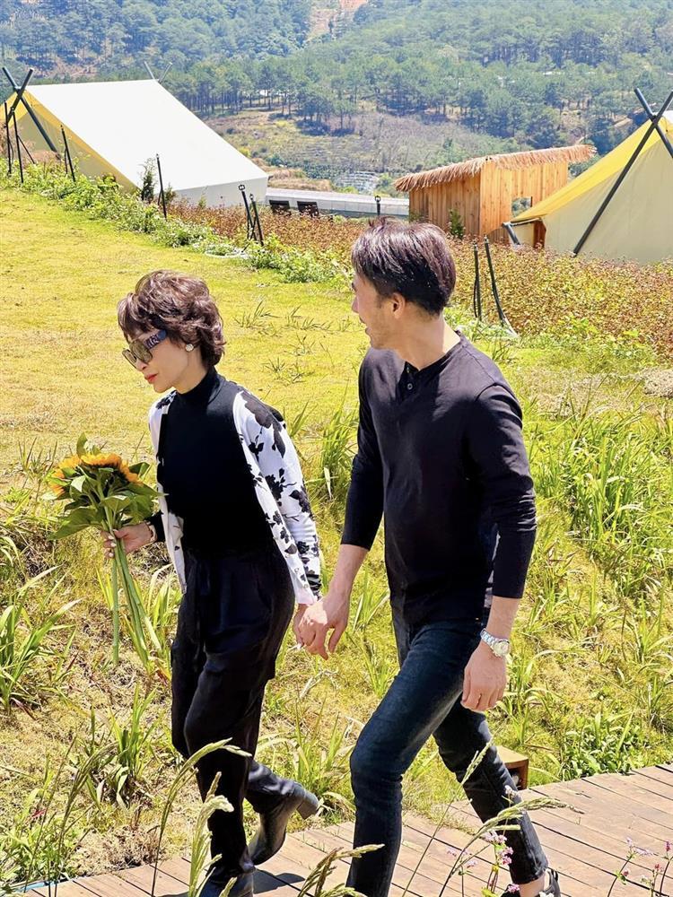 Bất ngờ với nhan sắc tuổi 71 của nữ danh ca được chồng kém 13 tuổi yêu say đắm: Lưng thẳng, eo thon-8