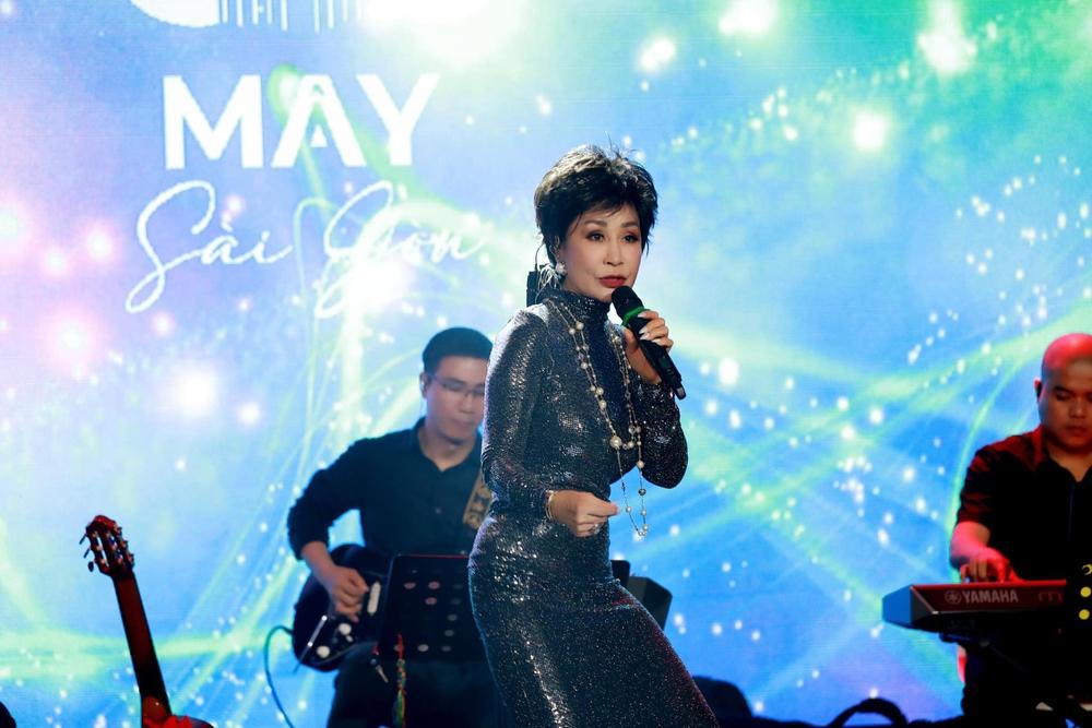 Bất ngờ với nhan sắc tuổi 71 của nữ danh ca được chồng kém 13 tuổi yêu say đắm: Lưng thẳng, eo thon-10