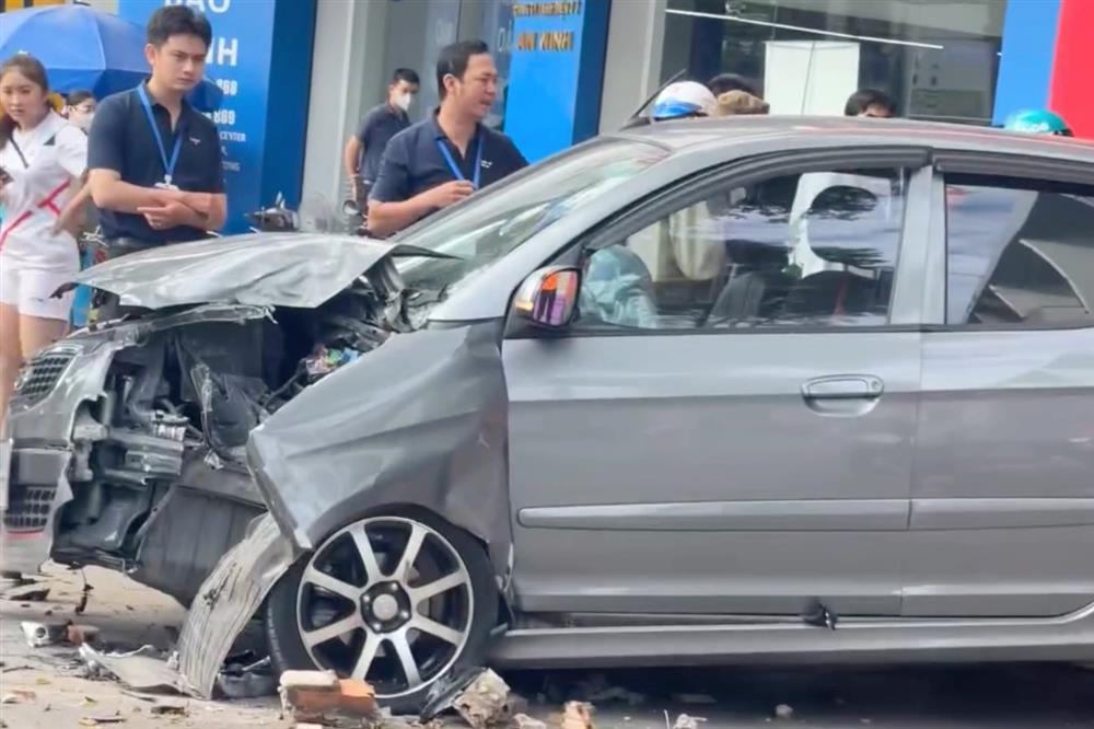 Nữ tài xế lao ô tô vào cột điện trên vỉa hè, 3 mẹ con bị thương-1