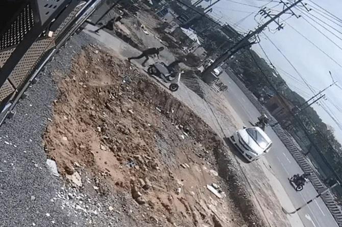 Hai nhân viên bất động sản đuổi theo kẻ trộm xe máy Vespa trong vô vọng-1