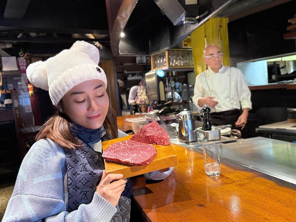 Phương Oanh lần đầu lộ diện cùng Shark Bình khi mang thai đôi, vóc dáng bà bầu 4 tháng khiến fan ngạc nhiên-2