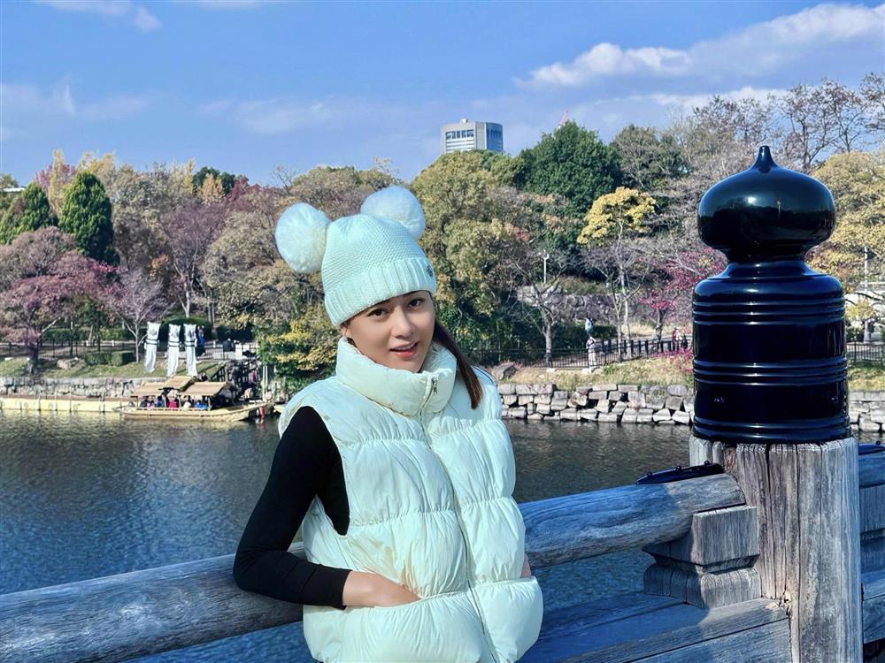 Phương Oanh lần đầu lộ diện cùng Shark Bình khi mang thai đôi, vóc dáng bà bầu 4 tháng khiến fan ngạc nhiên-5