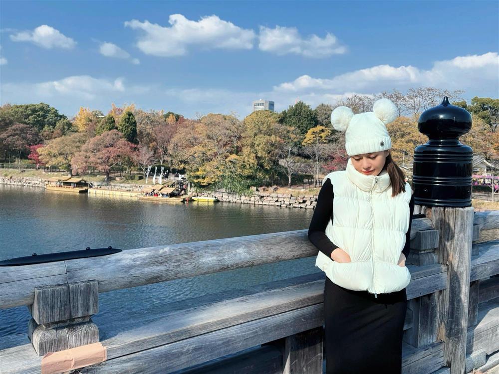 Phương Oanh lần đầu lộ diện cùng Shark Bình khi mang thai đôi, vóc dáng bà bầu 4 tháng khiến fan ngạc nhiên-6