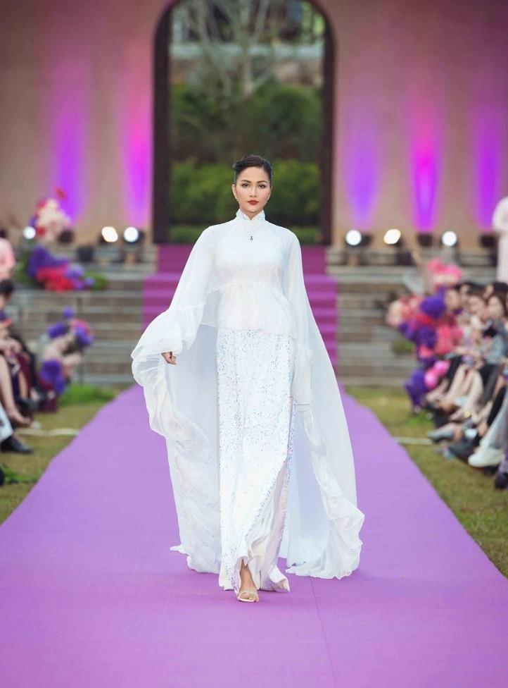 Hậu đám cưới, siêu mẫu Thanh Hằng làm vedette, catwalk thần thái tại Yên Tử-4