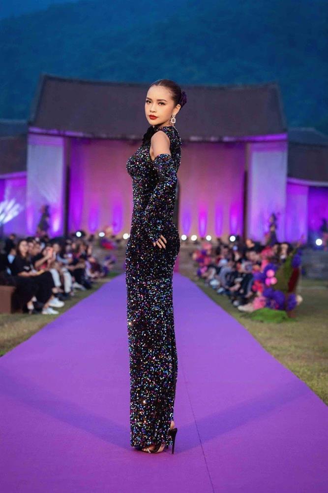 Hậu đám cưới, siêu mẫu Thanh Hằng làm vedette, catwalk thần thái tại Yên Tử-6