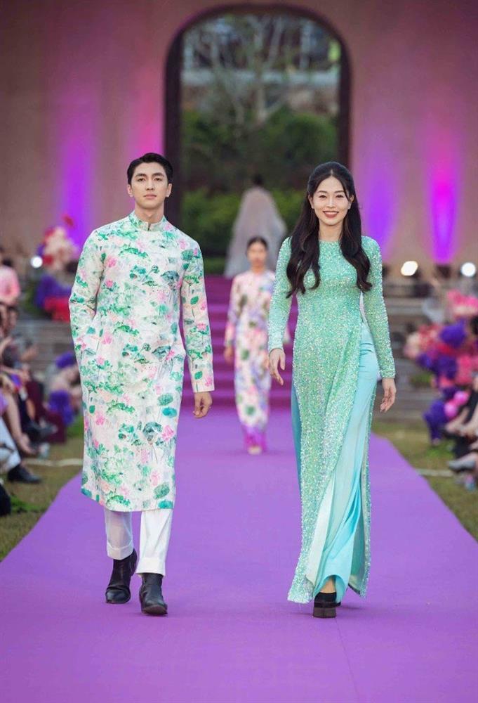 Hậu đám cưới, siêu mẫu Thanh Hằng làm vedette, catwalk thần thái tại Yên Tử-8