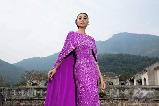 Hậu đám cưới, siêu mẫu Thanh Hằng làm vedette, catwalk thần thái tại Yên Tử