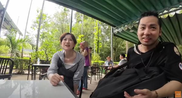 Khách Nhật ‘chui vào lòng đất’, ăn đặc sản sắn chấm muối mè ở địa đạo Củ Chi-1