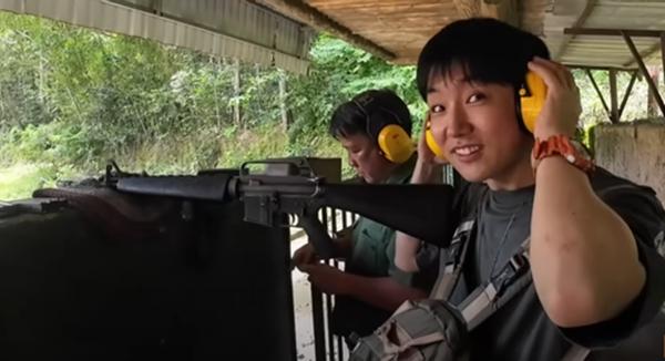 Khách Nhật ‘chui vào lòng đất’, ăn đặc sản sắn chấm muối mè ở địa đạo Củ Chi-2