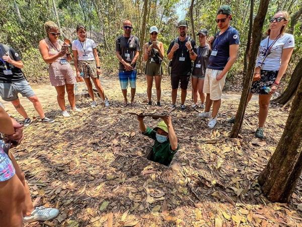Khách Nhật ‘chui vào lòng đất’, ăn đặc sản sắn chấm muối mè ở địa đạo Củ Chi-3