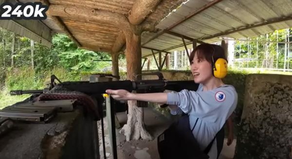 Khách Nhật ‘chui vào lòng đất’, ăn đặc sản sắn chấm muối mè ở địa đạo Củ Chi-4