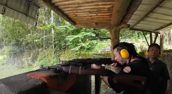 Khách Nhật ‘chui vào lòng đất’, ăn đặc sản sắn chấm muối mè ở địa đạo Củ Chi-5