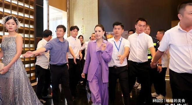 Tiểu Long Nữ U60 kiếm hàng tỷ đồng cho mỗi lần xuất hiện-1