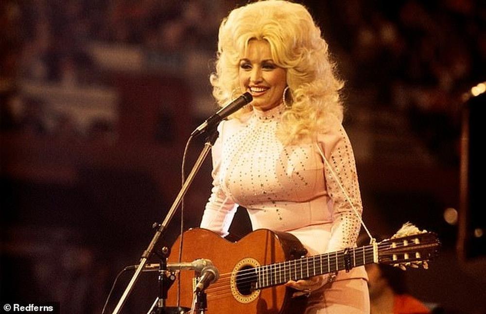 Cùng có phong cách sexy, tại sao Dolly Parton được khen, Madonna bị chê?-3