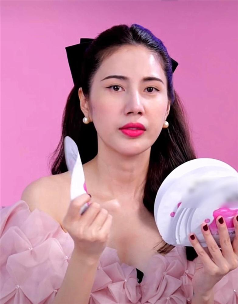 Thuỷ Tiên phản ứng lạ khi được cư dân mạng tràn vào xin lỗi công khai trên livestream bán hàng-1