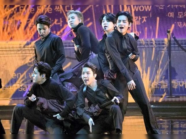 BTS nhảy trên nền nhạc ‘Hai phút hơn’ của Pháo gây sốt-1