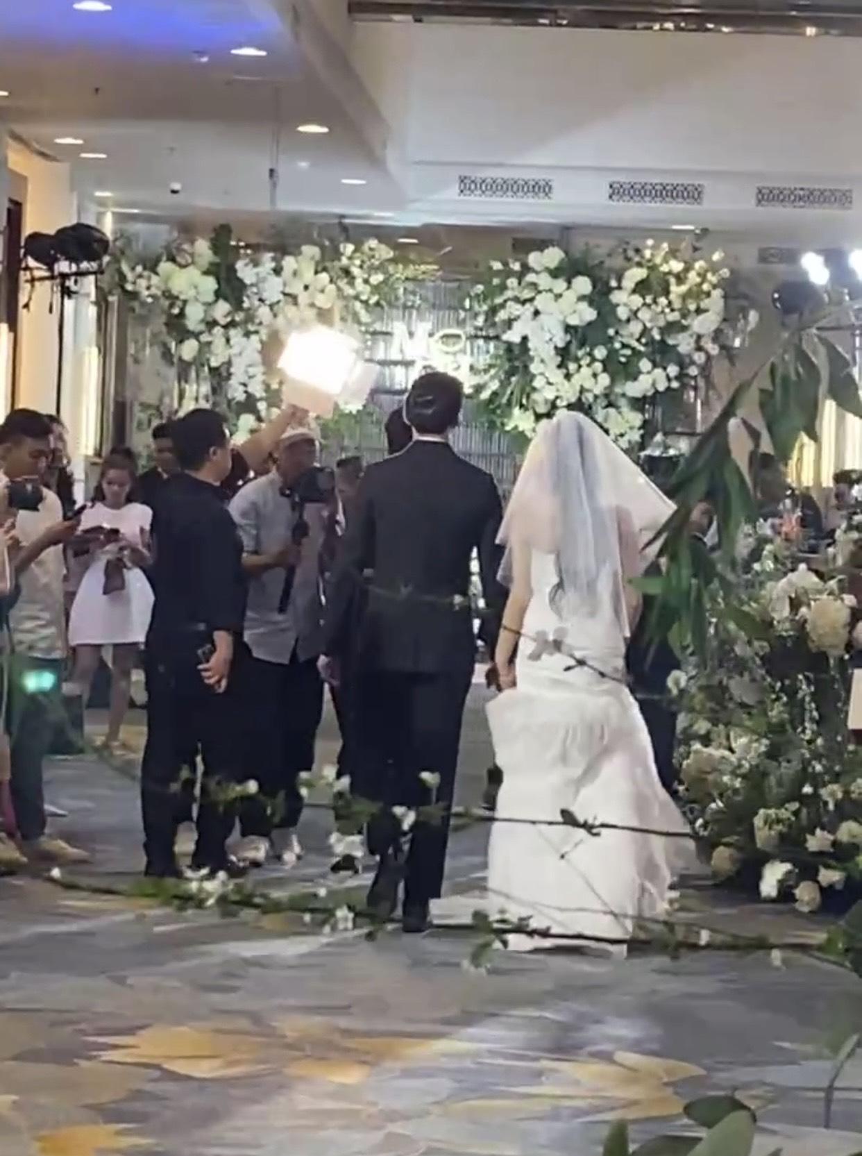 Hé lộ hình ảnh cô dâu Doãn Hải My lộng lẫy, nắm chặt tay Đoàn Văn Hậu trong ngày cưới-2