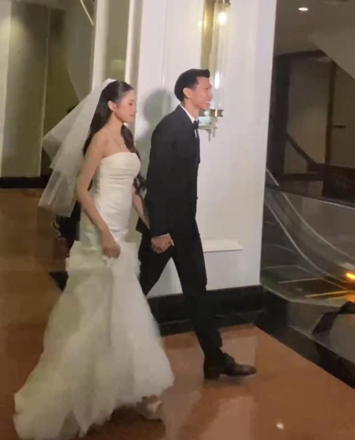 Hé lộ hình ảnh cô dâu Doãn Hải My lộng lẫy, nắm chặt tay Đoàn Văn Hậu trong ngày cưới-1