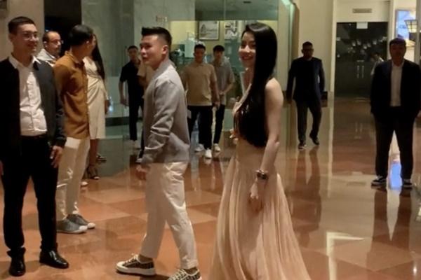 Khoảnh khắc Chu Thanh Huyền mân mê hoa cưới của Văn Hậu - Hải My, dân mạng gọi tên Quang Hải-3